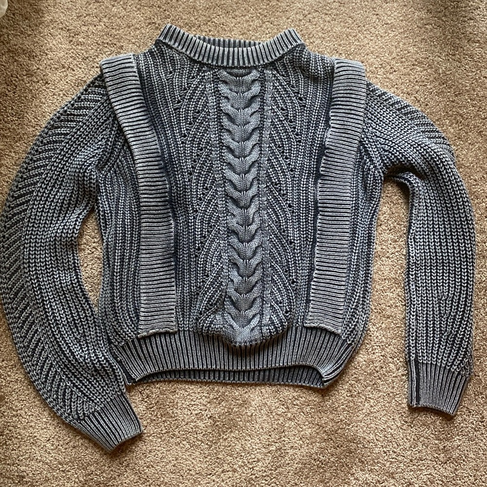 Evereve chunky semi cropped strong shoulder sweater